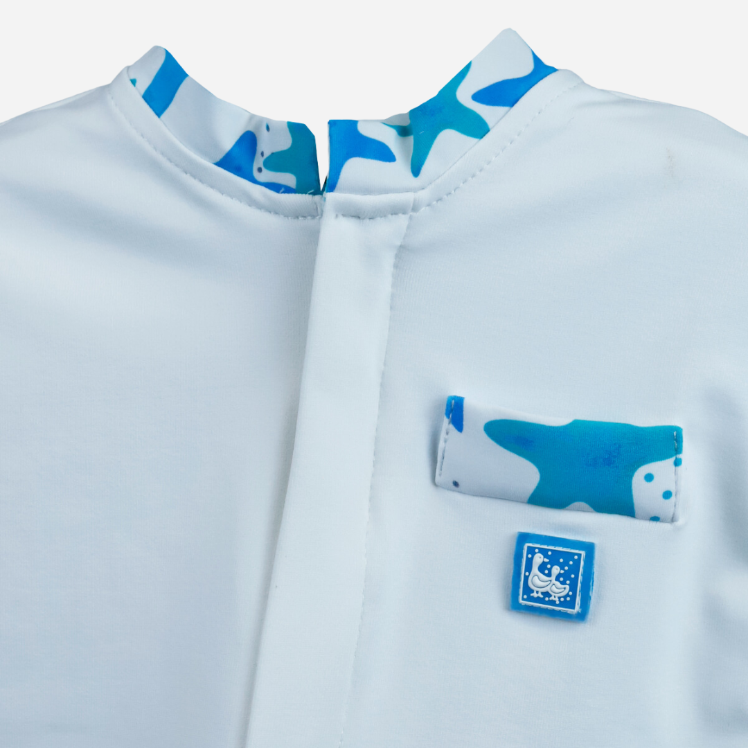 sold at Bombon shop, designed by Al Agua Patos Brand, this white and star print sun shirt provides sun coverage and is waterproof. Perfect for summer. zoom view