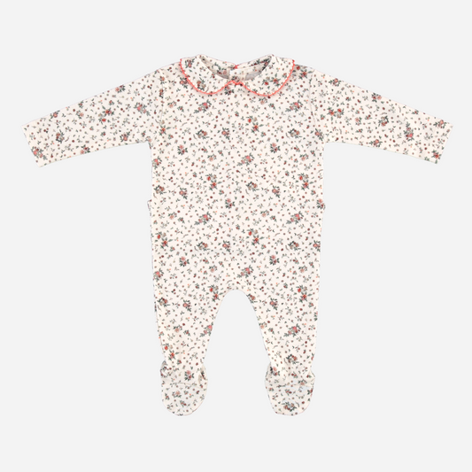 Sold at Bombon Shop, this Bebe Organic baby footed romper is made from soft organic cotton and features an allover vintage floral print, long sleeves, built-in feet, and a delicate Peter Pan collar with pink scalloped trim — a cozy and timeless essential for newborns and everyday comfort.