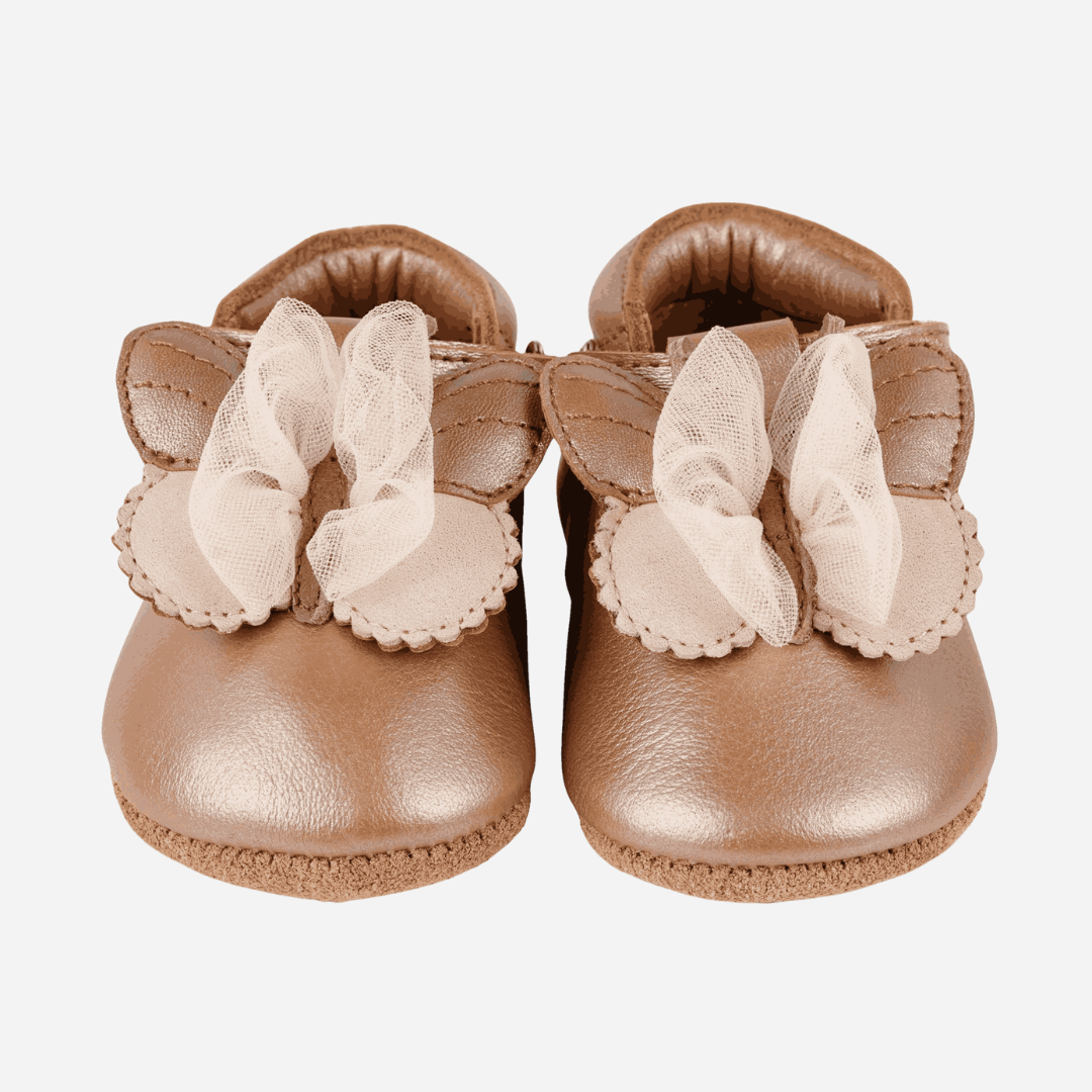 Sold at Bombon shop, designed by Donsje from Amsterdam, these butterfly detail, metallic rose shoes for baby girls are perfect to complete any outfit and keep the little feet comfortable all day. Front view