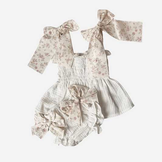 Sold at Bombon shop, designed by Paloma de la O brand, this two piece set for baby girls in white with light pink flower details is ideal for spring and summer. as a set