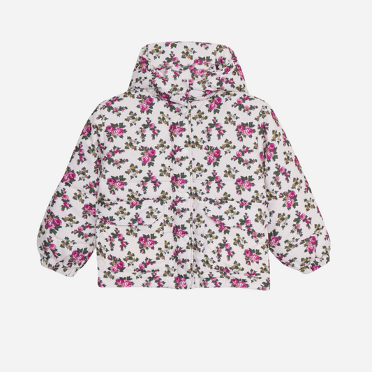 Sold at Bombon shop, this girls’ puffer jacket by The New Society features an all-over rose floral print on a cream base, complete with a hood, front pockets, and snap-button closure—combining warmth, function, and a touch of charm for cooler days. front