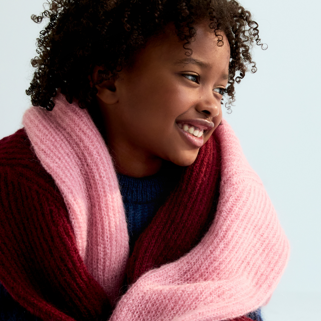 Sold at Bombon shop, this girls’ jumper by The New Society comes in a soft pink ribbed knit with a classic crew neckline and relaxed fit—perfect for cozy, everyday layering with a sweet touch. model