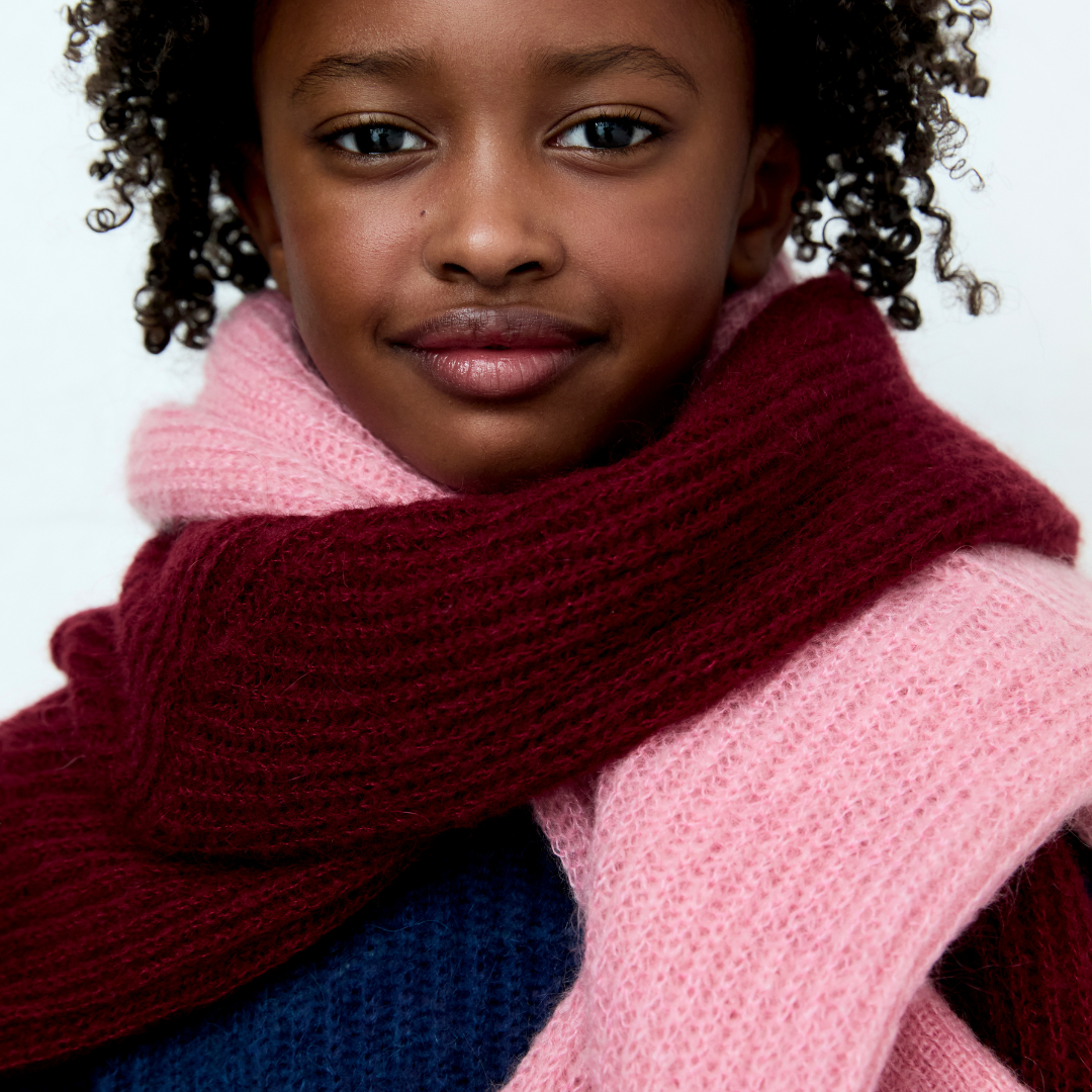 Sold at Bombon shop, this girls’ jumper by The New Society comes in a soft pink ribbed knit with a classic crew neckline and relaxed fit—perfect for cozy, everyday layering with a sweet touch. model