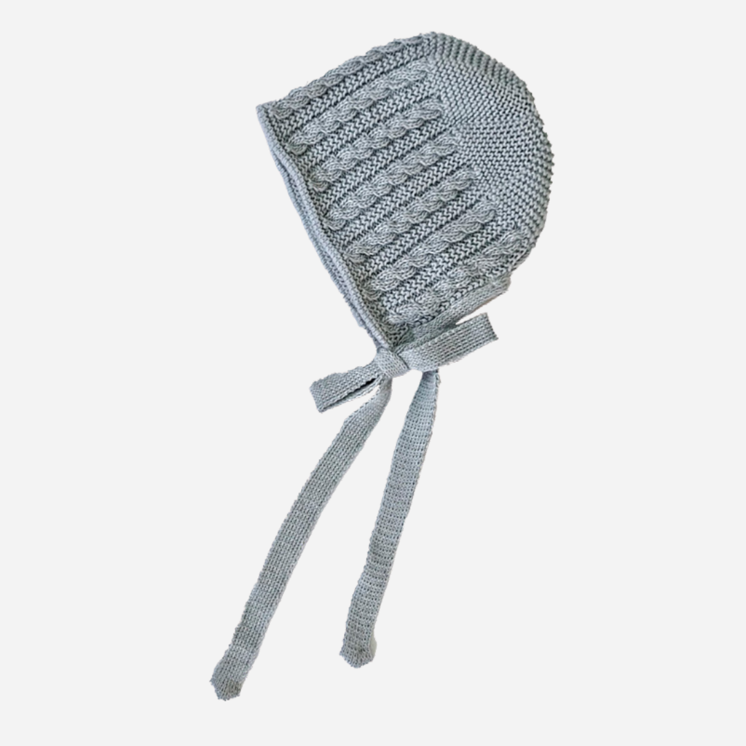 Sold at Bombon shop, designed by Paloma de la O brand, this bonnet for newborns and babies is ideal to keep them cozy any time. 