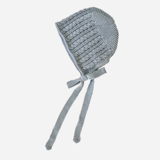 Sold at Bombon shop, designed by Paloma de la O brand, this bonnet for newborns and babies is ideal to keep them cozy any time. 