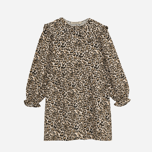 Sold at Bombon shop, this girls’ dress by The New Society features an all-over leopard print, ruffled collar, long sleeves with gathered cuffs, and a tiered silhouette for a bold and playful look. front view