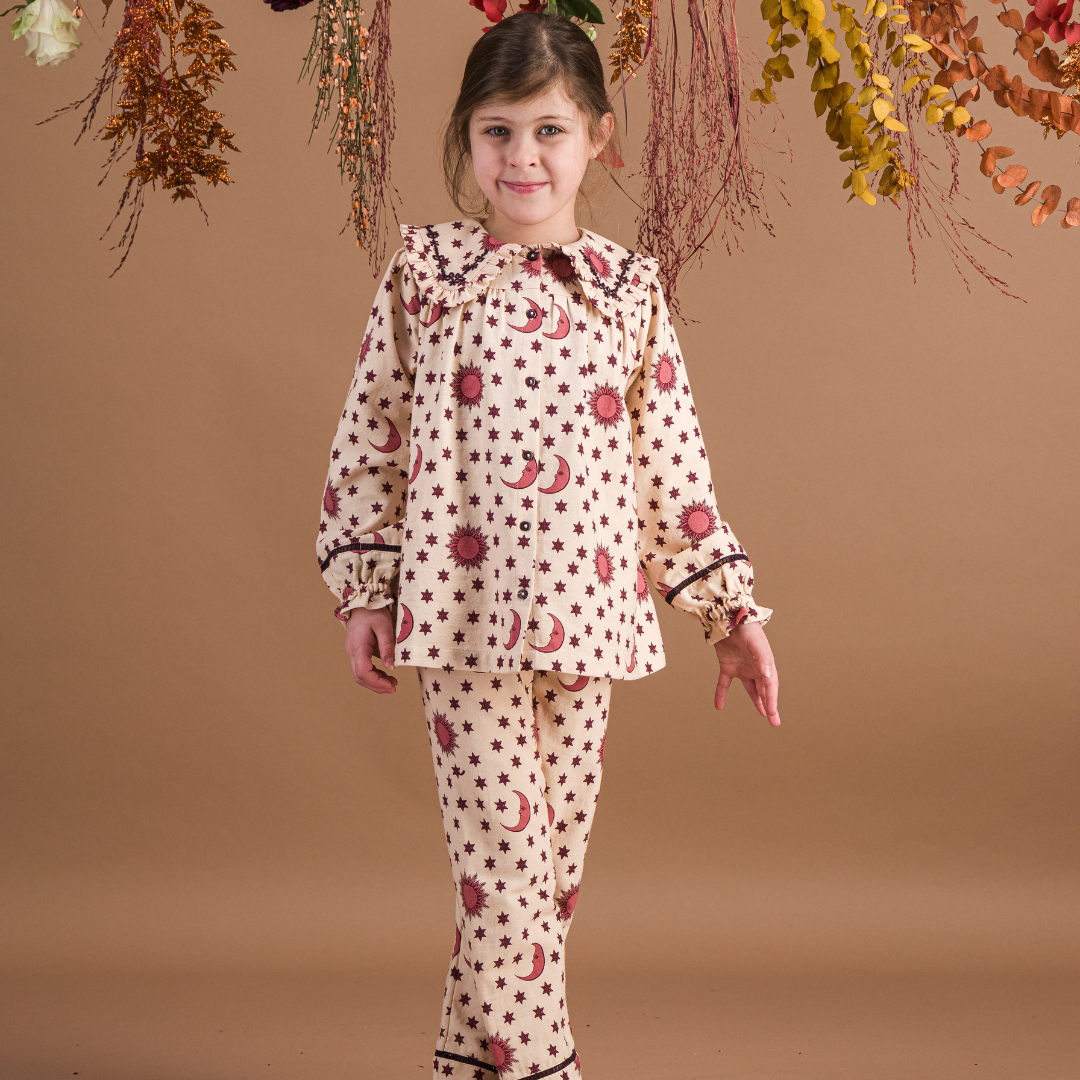 Pajamas (Pant & blouse), Organic cotton twill (174 g/m²), Block print, Hand embroidery on the collar, Ladder lace at the bottom of the sleeves and legs, Gathered front, Contrasting buttons. model view