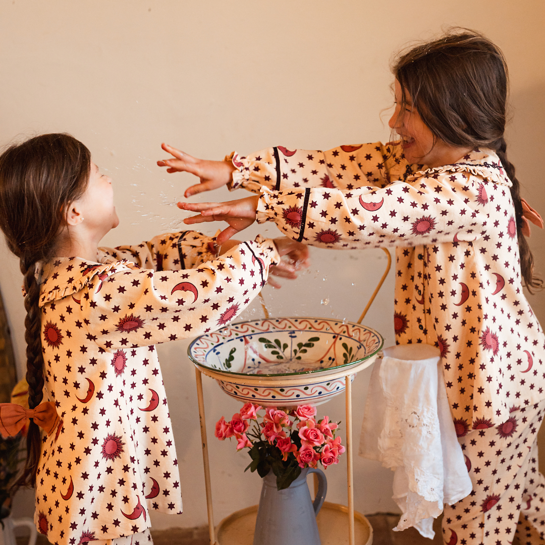 Pajamas (Pant & blouse), Organic cotton twill (174 g/m²), Block print, Hand embroidery on the collar, Ladder lace at the bottom of the sleeves and legs, Gathered front, Contrasting buttons. model view