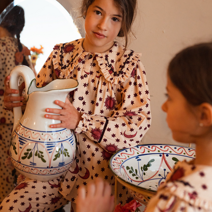 Pajamas (Pant & blouse), Organic cotton twill (174 g/m²), Block print, Hand embroidery on the collar, Ladder lace at the bottom of the sleeves and legs, Gathered front, Contrasting buttons. model view