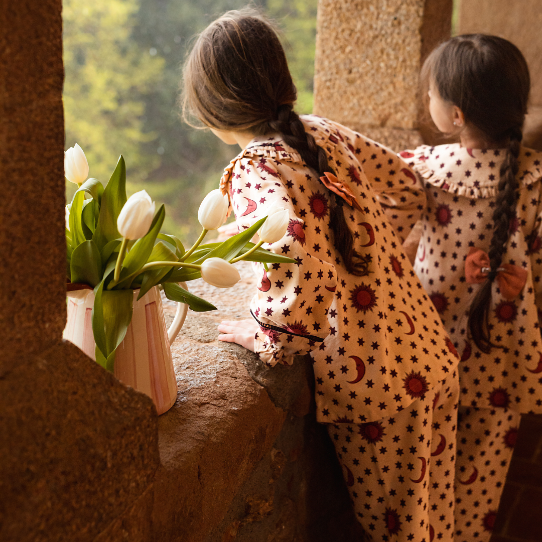 Pajamas (Pant & blouse), Organic cotton twill (174 g/m²), Block print, Hand embroidery on the collar, Ladder lace at the bottom of the sleeves and legs, Gathered front, Contrasting buttons. model view