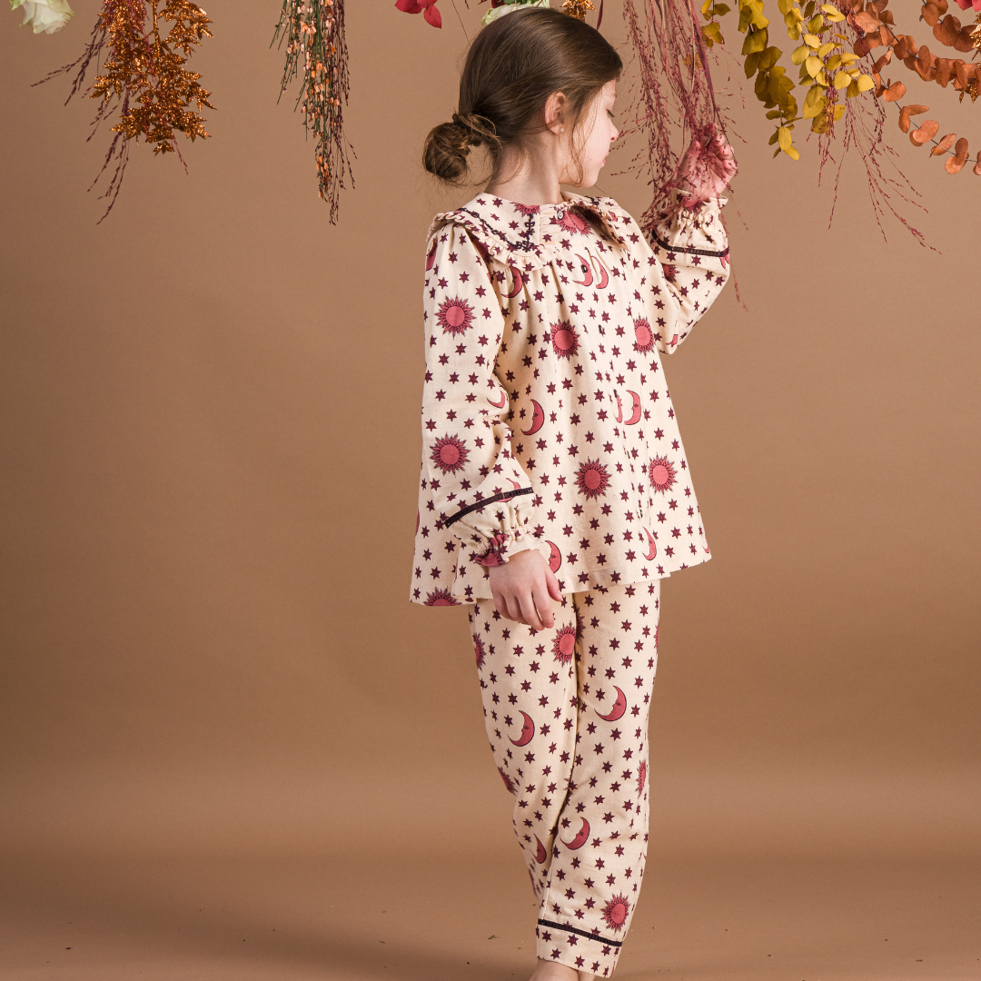 Pajamas (Pant & blouse), Organic cotton twill (174 g/m²), Block print, Hand embroidery on the collar, Ladder lace at the bottom of the sleeves and legs, Gathered front, Contrasting buttons. model view