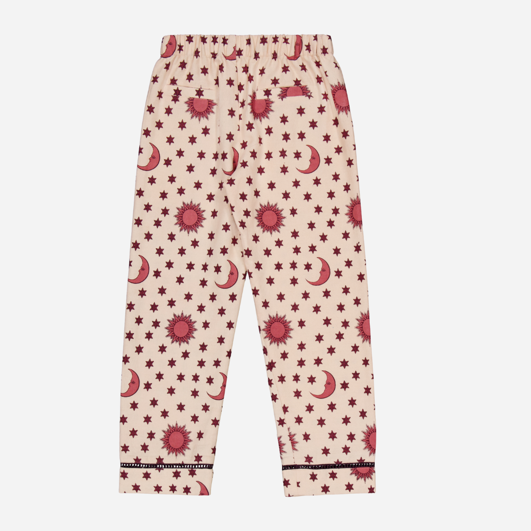 Pajamas (Pant & blouse), Organic cotton twill (174 g/m²), Block print, Hand embroidery on the collar, Ladder lace at the bottom of the sleeves and legs, Gathered front, Contrasting buttons. Pants, back view