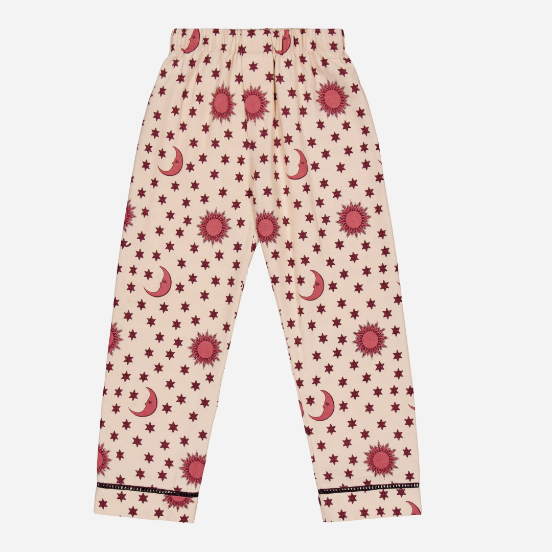 Pajamas (Pant & blouse), Organic cotton twill (174 g/m²), Block print, Hand embroidery on the collar, Ladder lace at the bottom of the sleeves and legs, Gathered front, Contrasting buttons. Pants, front view