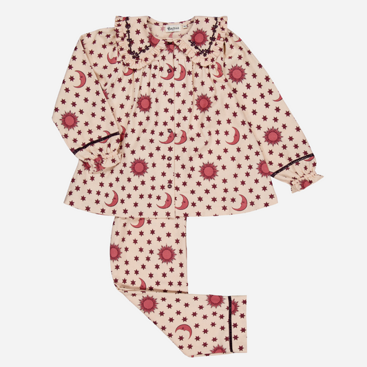 Pajamas (Pant & blouse), Organic cotton twill (174 g/m²), Block print, Hand embroidery on the collar, Ladder lace at the bottom of the sleeves and legs, Gathered front, Contrasting buttons. set view