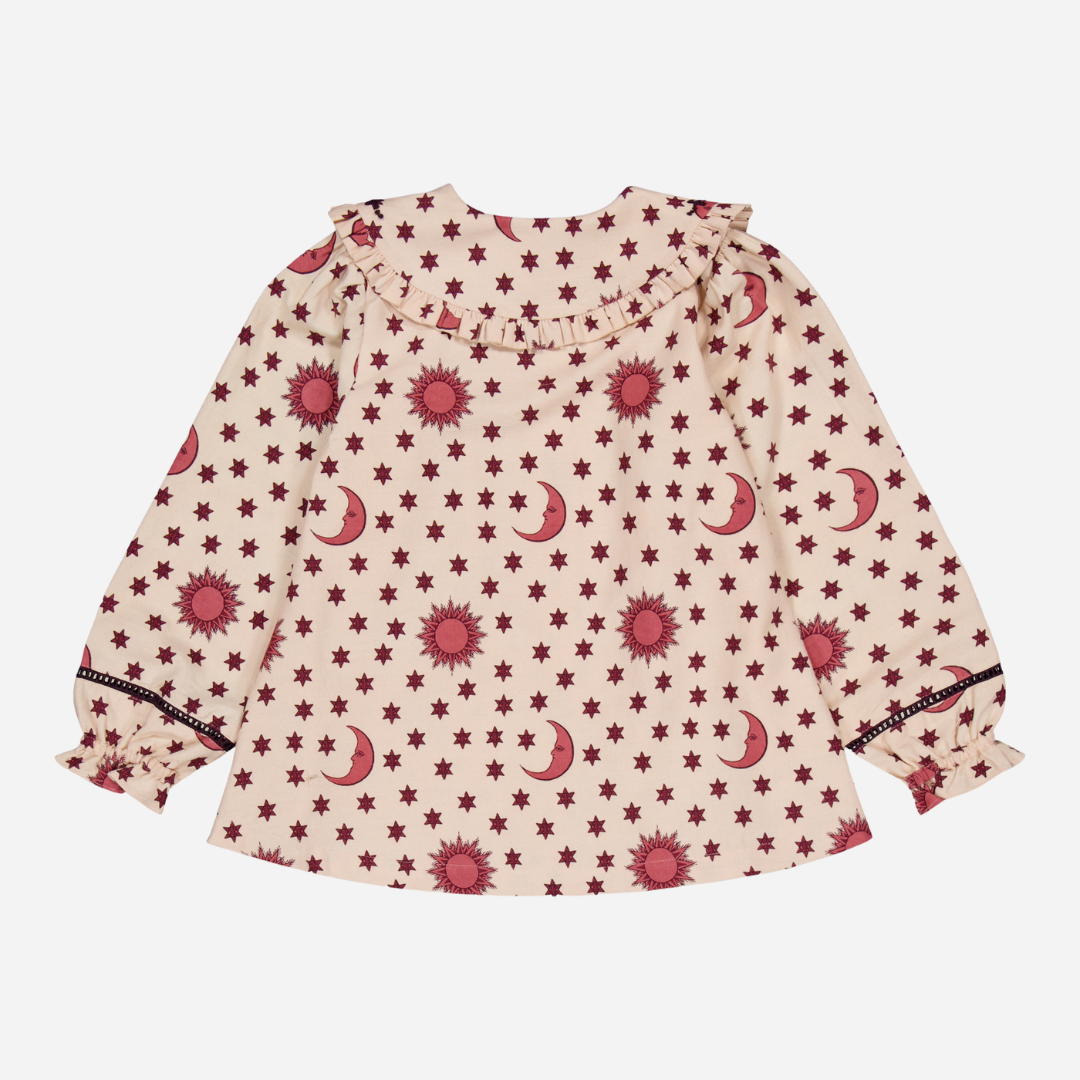 Pajamas (Pant & blouse), Organic cotton twill (174 g/m²), Block print, Hand embroidery on the collar, Ladder lace at the bottom of the sleeves and legs, Gathered front, Contrasting buttons. blouse, back view