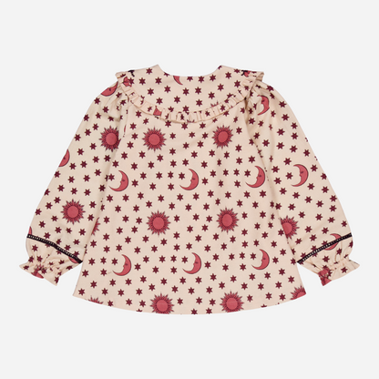 Pajamas (Pant & blouse), Organic cotton twill (174 g/m²), Block print, Hand embroidery on the collar, Ladder lace at the bottom of the sleeves and legs, Gathered front, Contrasting buttons. blouse, back view