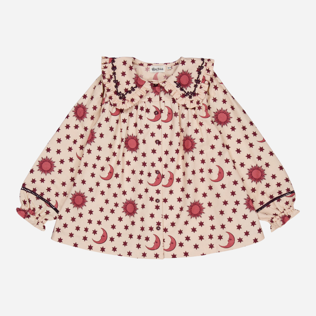 Pajamas (Pant & blouse), Organic cotton twill (174 g/m²), Block print, Hand embroidery on the collar, Ladder lace at the bottom of the sleeves and legs, Gathered front, Contrasting buttons. Blouse, front view