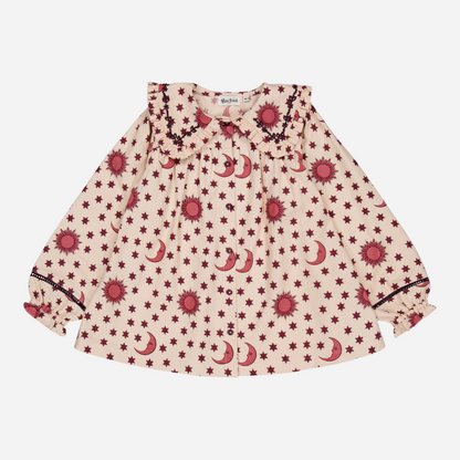 Pajamas (Pant & blouse), Organic cotton twill (174 g/m²), Block print, Hand embroidery on the collar, Ladder lace at the bottom of the sleeves and legs, Gathered front, Contrasting buttons. Blouse, front view