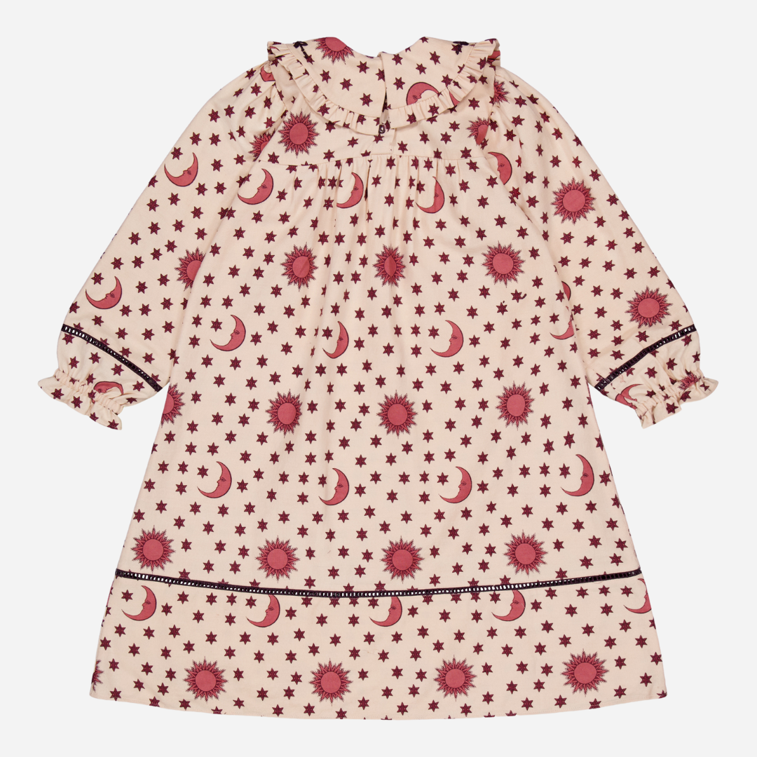 Nightdress, organic cotton twill (174 g/m²), Block print, Hand embroidery on the collar, Ladder lace on the bottom of the sleeves and dress, Gathers at the front and back, Contrasting buttons. back view