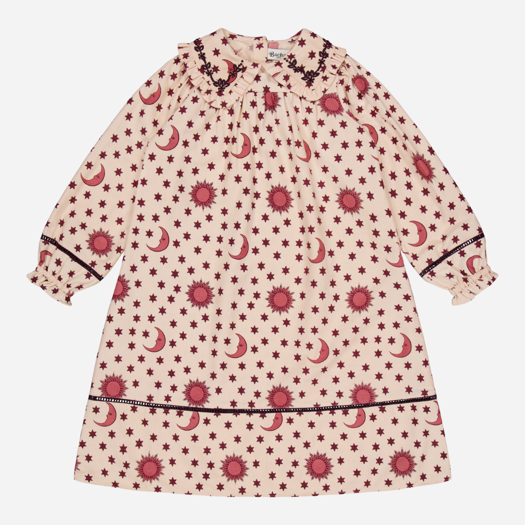 Nightdress, organic cotton twill (174 g/m²), Block print, Hand embroidery on the collar, Ladder lace on the bottom of the sleeves and dress, Gathers at the front and back, Contrasting buttons. front view
