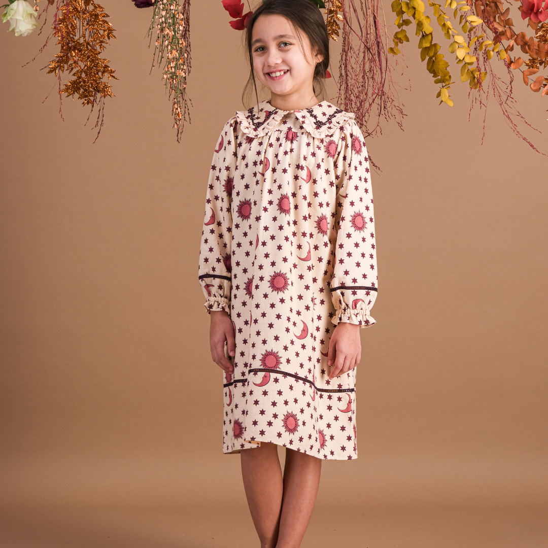 Nightdress, organic cotton twill (174 g/m²), Block print, Hand embroidery on the collar, Ladder lace on the bottom of the sleeves and dress, Gathers at the front and back, Contrasting buttons. model view