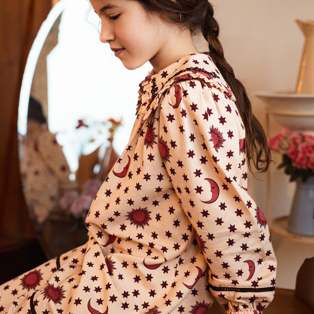 Nightdress, organic cotton twill (174 g/m²), Block print, Hand embroidery on the collar, Ladder lace on the bottom of the sleeves and dress, Gathers at the front and back, Contrasting buttons. model view