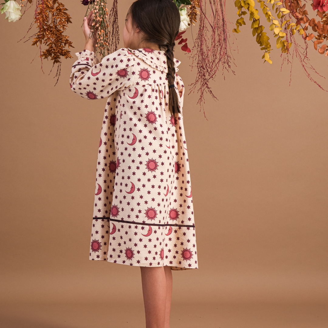Nightdress, organic cotton twill (174 g/m²), Block print, Hand embroidery on the collar, Ladder lace on the bottom of the sleeves and dress, Gathers at the front and back, Contrasting buttons. model view